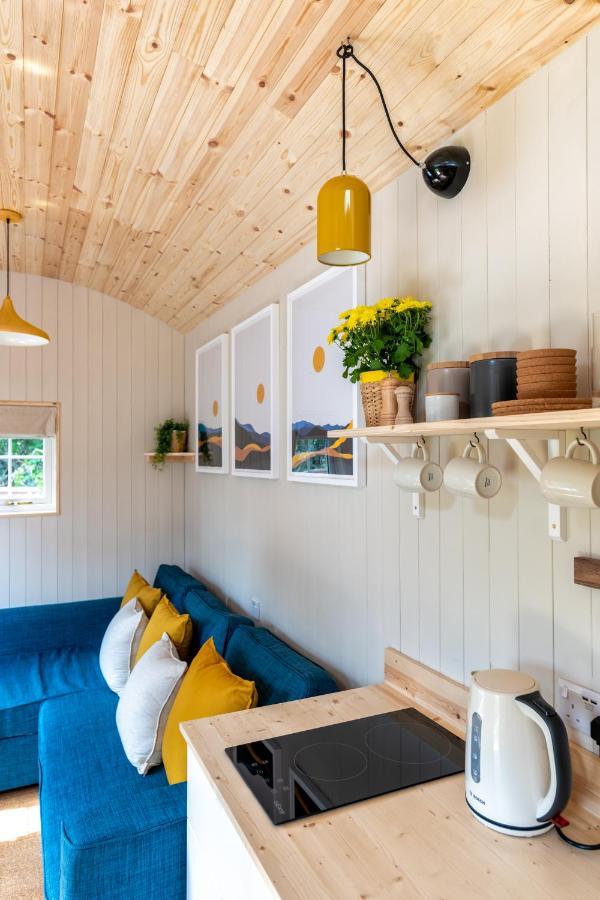 Vakantiehuis Enchanting Tiny House With Wood Burner And Hot Tub In Cairngorms