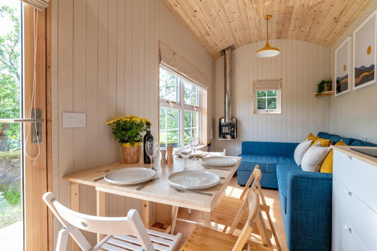 Vakantiehuis Enchanting Tiny House With Wood Burner And Hot Tub In Cairngorms
